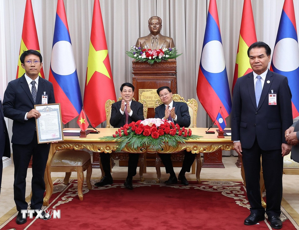 Chủ tịch nước Lương Cường và Tổng Bí thư, Chủ tịch nước Lào Thongloun Sisoulith chứng kiến lễ trao Giấy phép đầu tư (điều chỉnh) Dự án thủy điện Xekaman 3 tại tỉnh Sekong (Lào). (Ảnh: Lâm Khánh/TTXVN)