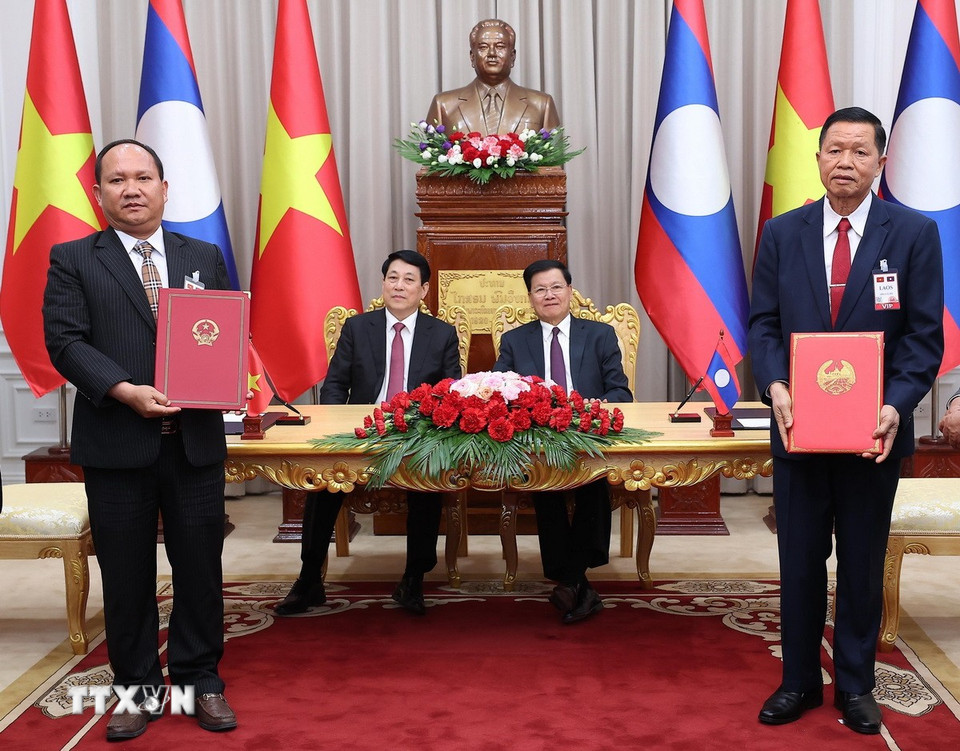 Chủ tịch nước Lương Cường và Tổng Bí thư, Chủ tịch nước Lào Thongloun Sisoulith chứng kiến lễ trao Bản ghi nhớ hợp tác giữa Ủy ban Nhân dân tỉnh Gia Lai (Việt Nam) và chính quyền tỉnh Attapeu (Lào) giai đoạn 2025-2030. (Ảnh: Lâm Khánh/TTXVN)