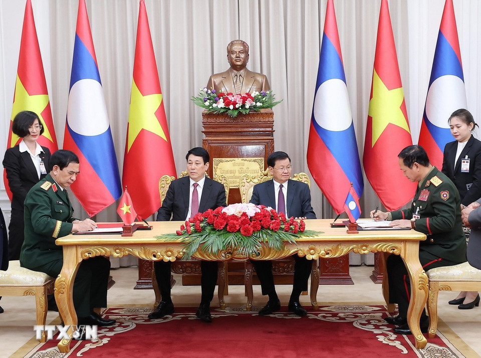 Chủ tịch nước Lương Cường cùng Tổng Bí thư, Chủ tịch nước Lào Thongloun Sisoulith chứng kiến lễ ký và trao Ý định thư giữa Bộ Quốc phòng Việt Nam và Bộ Quốc phòng Lào. (Ảnh: Lâm Khánh/TTXVN)