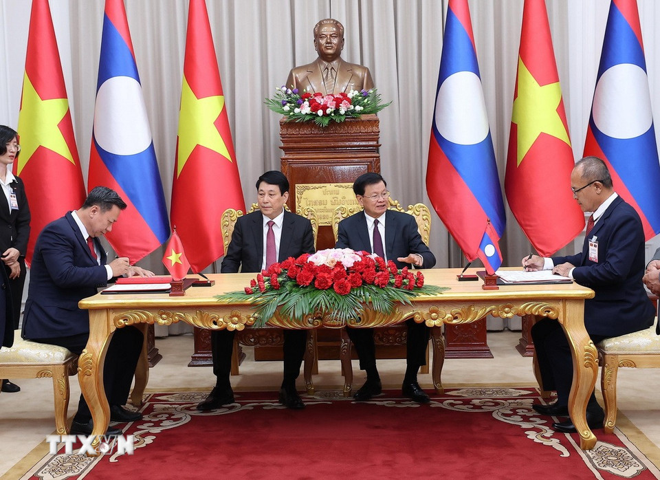 Chủ tịch nước Lương Cường và Tổng Bí thư, Chủ tịch nước Lào Thongloun Sisoulith chứng kiến lễ ký Chương trình hợp tác năm 2025 giữa Bộ Tư pháp Việt Nam và Bộ Tư pháp Lào. (Ảnh: Lâm Khánh/TTXVN)