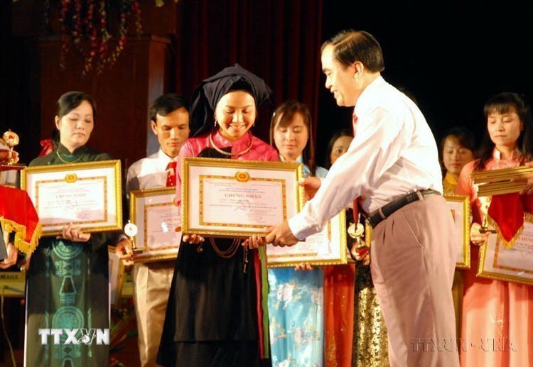 Công tác tuyên giáo hay công tác chính trị tư tưởng có ý nghĩa cực kỳ quan trọng trong việc giáo dưỡng tinh thần, giác ngộ tư tưởng, xây dựng sức mạnh đại đoàn kết toàn dân tộc, góp phần đưa đến các thắng lợi vẻ vang cho đất nước ta. Trong ảnh: Lãnh đạo Ban Tuyên giáo Trung ương trao giấy chứng nhận cho các thí sinh dự Hội thi sơ khảo toàn quốc "Kể chuyện tấm gương đạo đức Hồ Chí Minh" khu vực 1 (2008). (Ảnh: Minh Hải/TTXVN)