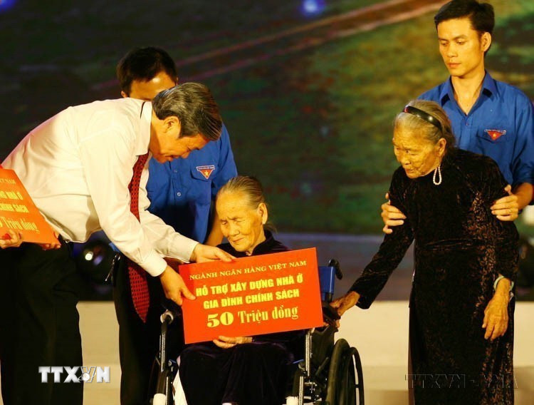 Ngành Tuyên giáo đã tuyên truyền về các giá trị nhân văn tốt đẹp chia sẻ, hỗ trợ lẫn nhau; tinh thần cộng đồng, tập thể, các hành vi ứng xử nhân ái, nghĩa tình, phù hợp... Trong ảnh: Trưởng Ban Tuyên giáo Trung ương Đinh Thế Huynh trao tiền hỗ trợ xây dựng nhà ở cho gia đình chính sách trong Chương trình an sinh xã hội "Hùng thiêng đất mẹ" (Quảng Trị, 18/7/2015). (Ảnh: Hồ Cầu/TTXVN)