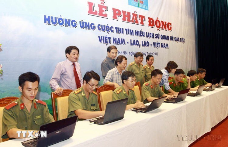 Công tác thông tin, tuyên truyền đối ngoại đạt được nhiều kết quả tích cực, ngày càng đi vào chiều sâu. Trong ảnh: Cán bộ, chiến sỹ, đoàn viên thanh niên Bộ Công an hưởng ứng Cuộc thi “Tìm hiểu lịch sử quan hệ đặc biệt Việt Nam-Lào, Lào-Việt Nam” do Bộ Công an phối hợp với Ban Tuyên giáo Trung ương tổ chức (Hà Nội, 12/7/2012). (Ảnh: Doãn Tấn/TTXVN)