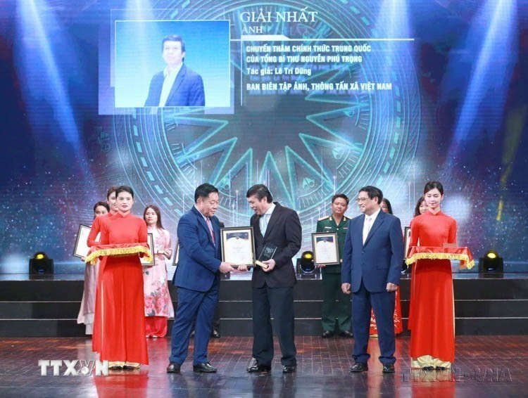 Trong công tác tuyên truyền, báo chí, xuất bản, thông tin đối ngoại, ngành Tuyên giáo đã thực hiện kịp thời, có hiệu quả, lan tỏa sâu rộng chủ trương, quyết sách lớn mang tính lịch sử. Trong ảnh: Thủ tướng Phạm Minh Chính và Trưởng Ban Tuyên giáo Trung ương Nguyễn Trọng Nghĩa trao giải Nhất cho tác giả Lê Trí Dũng (TTXVN) tại Lễ trao Giải thưởng toàn quốc về thông tin đối ngoại lần thứ IX (12/10/2023). (Ảnh: Dương Giang/TTXVN)