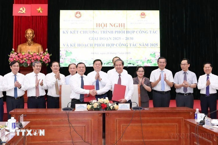 Ban Tuyên giáo và Dân vận Trung ương cùng Đảng ủy Bộ Giáo dục và Đào tạo tổ chức Hội nghị ký kết Chương trình phối hợp công tác giai đoạn 2025-2030 (Hà Nội, 10/7/2025). (Ảnh: TTXVN phát)