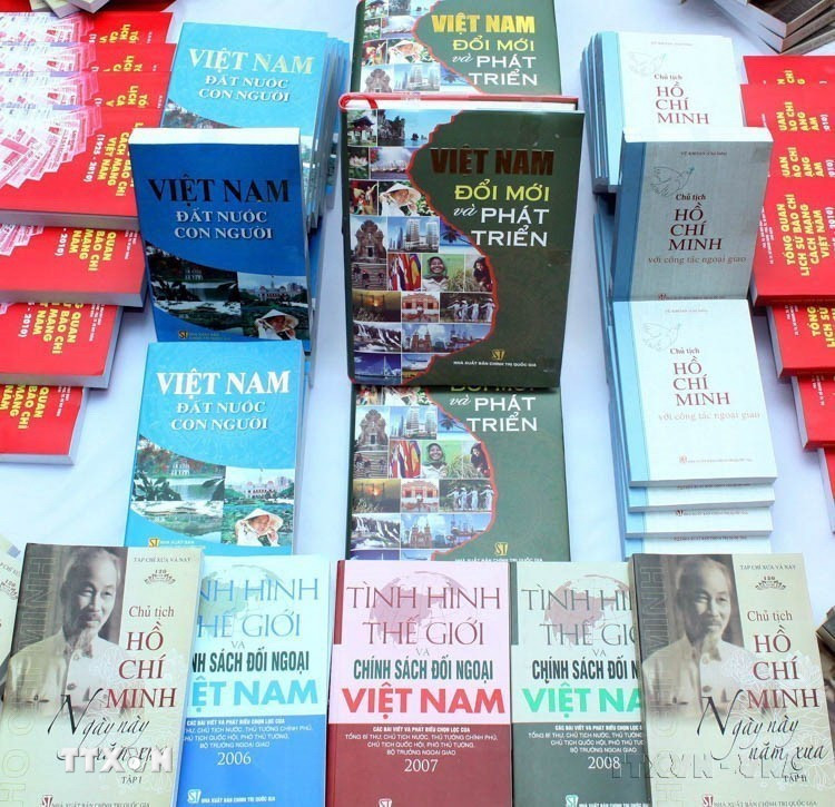 Trong công tác tuyên truyền, báo chí, xuất bản, thông tin đối ngoại, ngành Tuyên giáo đã thực hiện kịp thời, có hiệu quả, lan tỏa sâu rộng chủ trương, quyết sách lớn mang tính lịch sử. Trong ảnh: Công bố các ấn phẩm kỷ niệm 65 năm Cách mạng tháng 8 và Quốc khánh 2-9 do Ban Tuyên giáo Trung ương phối hợp cùng NXB Chính trị quốc gia-Sự thật tổ chức. (Ảnh: Thanh Tùng/TTXVN)