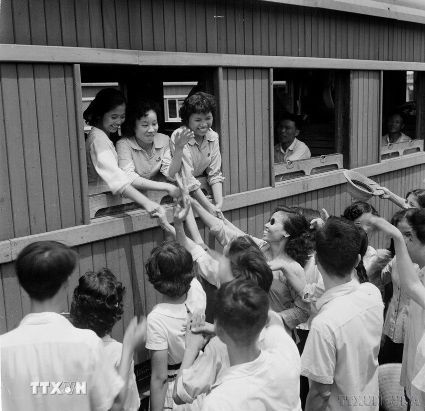 Thanh niên học sinh Hà Nội xung phong đi công tác tại các cơ sở sản xuất tại Ninh Bình, hưởng ứng Lời kêu gọi của Đảng tham gia phát triển kinh tế miền núi (1964). (Ảnh: TTXVN)