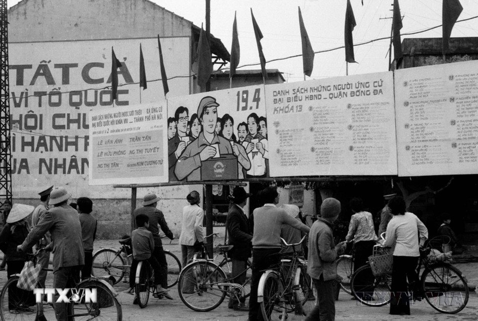 Giai đoạn 1975 - 1985, công tác tuyên giáo tập trung động viên các tầng lớp nhân dân nêu cao ý chí khắc phục khó khăn, quyết tâm vượt qua thử thách, nhanh chóng thực hiện thống nhất đất nước. Trong ảnh: Quận Đống Đa (Hà Nội) vẽ pano, áp phích, khẩu hiệu cổ động và niêm yết danh sách ứng viên đại biểu Quốc hội khóa VIII, Hội đồng nhân dân ở những nơi công cộng để nhân dân tìm hiểu, nghiên cứu. (Ảnh: Trần Tuấn/TTXVN)