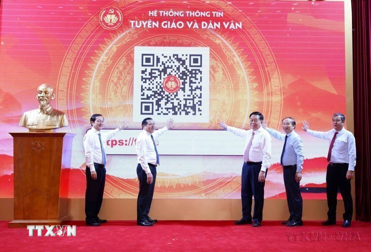 Lãnh đạo Ban Tuyên giáo và Dân vận Trung ương nhấn nút khai trương Hệ thống thông tin Tuyên giáo và Dân vận (Hà Nội, 4/7/2025). (Ảnh: Phương Hoa/TTXVN)
