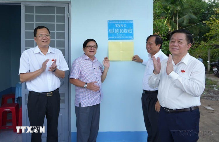 Ngành Tuyên giáo đã tuyên truyền về các giá trị nhân văn tốt đẹp chia sẻ, hỗ trợ lẫn nhau; tinh thần cộng đồng, tập thể, các hành vi ứng xử nhân ái, nghĩa tình, phù hợp...Trong ảnh: Trưởng Ban Tuyên giáo Trung ương Nguyễn Trọng Nghĩa và đoàn công tác trao tặng nhà Đại đoàn kết cho hộ nghèo, hộ cận nghèo và các gia đình có hoàn cảnh đặc biệt khó khăn tại xã Thanh Phước, huyện Gò Dầu, tỉnh Tây Ninh (9/10/2023). (Ảnh: Minh Phú/TTXVN)