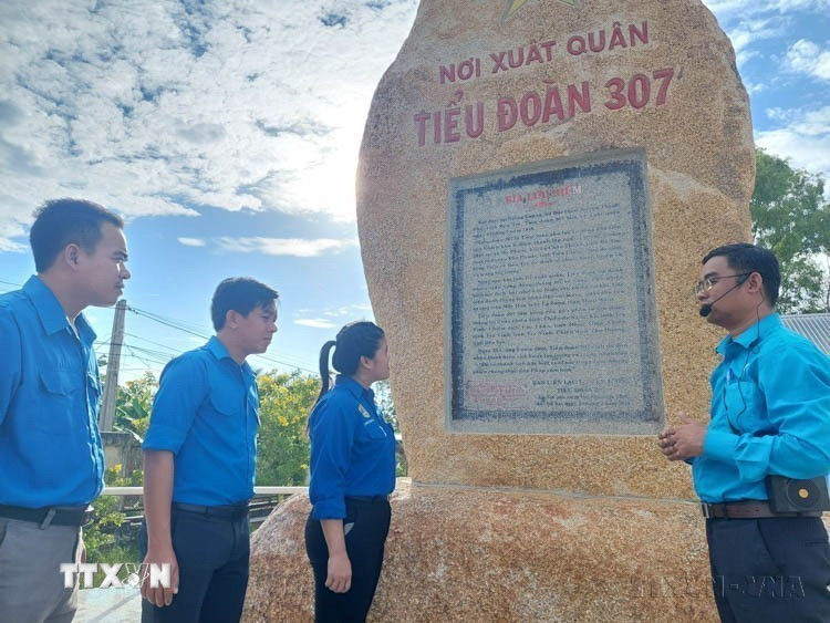 Thấm nhuần lời dạy của Bác, anh Lê Trung Hiếu (sinh năm 1987), Phó Trưởng Ban Tuyên giáo Đảng ủy xã Đại Điền, huyện Thạnh Phú (Bến Tre) luôn dành thời gian, lòng nhiệt huyết và sự sáng tạo để tuyên truyền đưa nhanh đường lối, chủ trương, chính sách của Ðảng và pháp luật của Nhà nước vào cuộc sống, góp phần không nhỏ trên mặt trận tư tưởng chính trị của Đảng bộ xã, tạo khối đoàn kết, thống nhất, phục vụ đắc lực cho sự nghiệp xây dựng và đổi mới quê hương (2023). (Ảnh: Chương Đài/TTXVN)