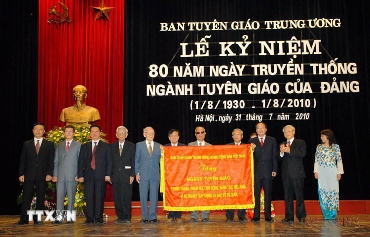 Chủ tịch Quốc hội Nguyễn Phú Trọng thay mặt lãnh đạo Đảng và Nhà nước trao tặng bức trướng của Ban chấp hành Trung ương Đảng Cộng sản Việt Nam cho ngành Tuyên giáo tại Lễ kỷ niệm 80 năm Ngày truyền thống ngành Tuyên giáo của Đảng (Hà Nội, 31/7/2010). (Ảnh: Doãn Tấn/TTXVN)