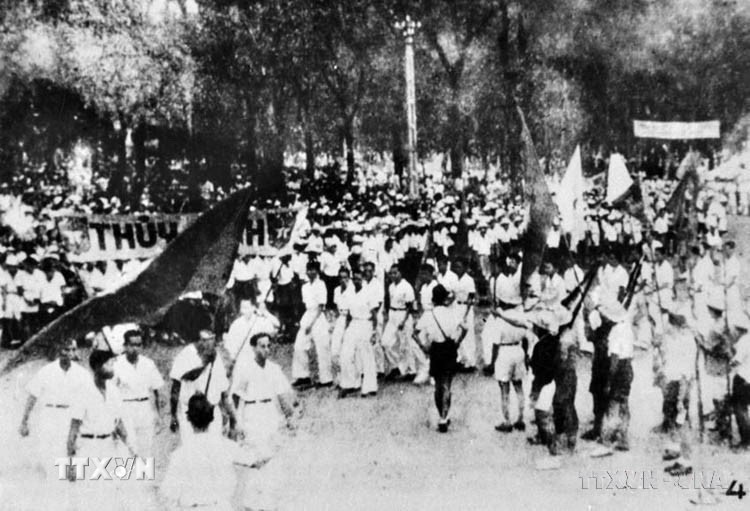 Ngay sau khi thành lập Đảng, trong suốt giai đoạn cách mạng 1930 - 1945, công tác tuyên giáo của Đảng đã góp phần xây dựng, phát triển phong trào cách mạng, khơi dậy và phát huy cao độ tinh thần yêu nước, ý chí đấu tranh cách mạng, thực hiện thắng lợi cuộc cách mạng tháng Tám 1945. Trong ảnh: Đồng bào Sài Gòn tổng khởi nghĩa giành chính quyền ngày 25/8/1945, hưởng ứng Lời kêu gọi Tổng khởi nghĩa của Trung ương Đảng và Chủ tịch Hồ Chí Minh. (Ảnh: Tư liệu TTXVN)
