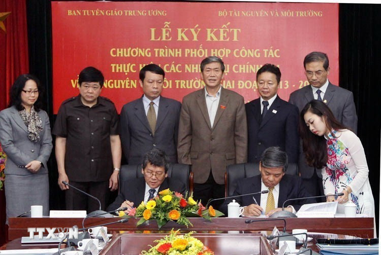 Ban Tuyên giáo Trung ương và Bộ Tài nguyên và Môi trường tổ chức Lễ ký kết chương trình phối hợp công tác thực hiện các nhiệm vụ chính trị về tài nguyên và môi trường giai đoạn 2013-2016 (Hà Nội, 29/10/2013). (Ảnh: Nguyễn Dân/TTXVN)