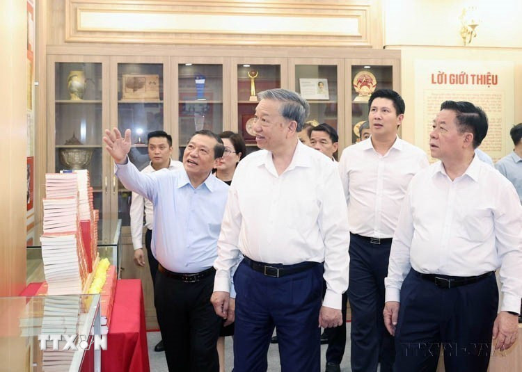 Tổng Bí thư Tô Lâm thăm Phòng truyền thống của Ban Tuyên giáo và Dân vận Trung ương (Hà Nội, 11/6/2025). (Ảnh: Thống Nhất/TTXVN)