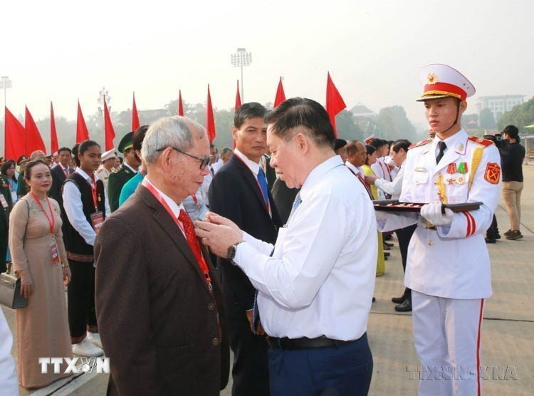 Ngành tuyên giáo đã tuyên truyền về các giá trị nhân văn tốt đẹp chia sẻ, hỗ trợ lẫn nhau; tinh thần cộng đồng, tập thể, các hành vi ứng xử nhân ái, nghĩa tình, phù hợp...Trong ảnh: Trưởng Ban Tuyên giáo Trung ương Nguyễn Trọng Nghĩa trao huy hiệu Bác Hồ cho các điển hình toàn quốc trong học và làm theo tư tưởng, đạo đức, phong cách Hồ Chí Minh tại Lễ báo công dân Bác (2023). (Ảnh: Phương Hoa/TTXVN)