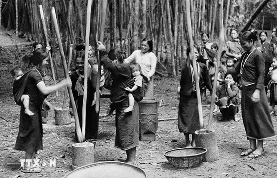 Ở miền Nam, công tác tuyên giáo đã cổ vũ quần chúng đẩy mạnh đấu tranh chính trị và đấu tranh vũ trang ở khắp mọi nơi, trên cả ba vùng: vùng núi, đồng bằng và đô thị; khơi dậy lòng căm thù giặc, bồi dưỡng lòng yêu nước, tinh thần dũng cảm, không quản ngại hy sinh, tạo nên nhiều phong trào thi đua giết giặc, lập công. Trong ảnh: Đồng bào Tây Nguyên giã gạo ủng hộ bộ đội giải phóng. (Ảnh: Nhật Sơn/TTXVN)