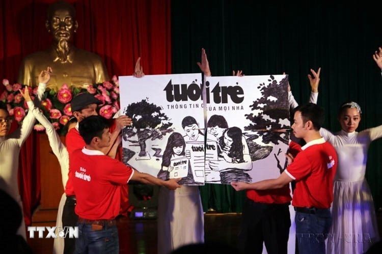 Trong công tác tuyên truyền, báo chí, xuất bản, thông tin đối ngoại, ngành Tuyên giáo đã thực hiện kịp thời, có hiệu quả, lan tỏa sâu rộng chủ trương, quyết sách lớn mang tính lịch sử. Trong ảnh: Tiết mục biểu diễn tài năng của Báo Tuổi Trẻ tại Liên hoan “Điểm hẹn tháng 6” với sự tham gia của 20 cơ quan báo chí trên địa bàn Thành phố Hồ Chí Minh. (Ảnh: Mạnh Linh/TTXVN)