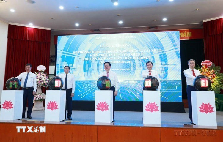 Trưởng Ban Tuyên giáo Trung ương Nguyễn Trọng Nghĩa và các đại biểu khai trương “Hệ thống phổ biến, bồi dưỡng, cập nhật kiến thức lý luận chính trị cho cán bộ, đảng viên trên internet” (Hà Nội, 9/8/2023). (Ảnh: Phương Hoa/TTXVN)