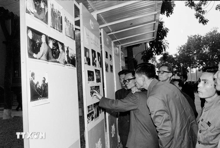 Giai đoạn 1975 - 1985, công tác tuyên giáo tập trung động viên các tầng lớp nhân dân nêu cao ý chí khắc phục khó khăn, quyết tâm vượt qua thử thách, nhanh chóng thực hiện thống nhất đất nước. Trong ảnh: Các đại biểu dự Đại hội Đảng lần thứ IV xem hình ảnh trưng bày tại Đại hội của TTXVN. (Ảnh: Thế Trung/TTXVN)