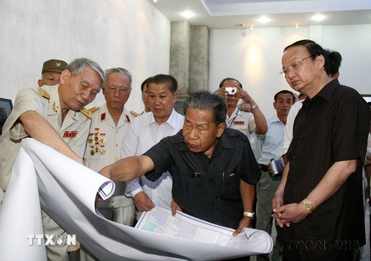 Công tác thông tin, tuyên truyền đối ngoại đạt được nhiều kết quả tích cực, ngày càng đi vào chiều sâu. Trong ảnh: Trưởng ban Tuyên giáo Trung ương Tô Huy Rứa thăm Nhà truyền thống Bản Đông thuộc huyện Xê Pôn (Lào, 11/9/2009). (Ảnh: Thống Nhất/TTXVN)