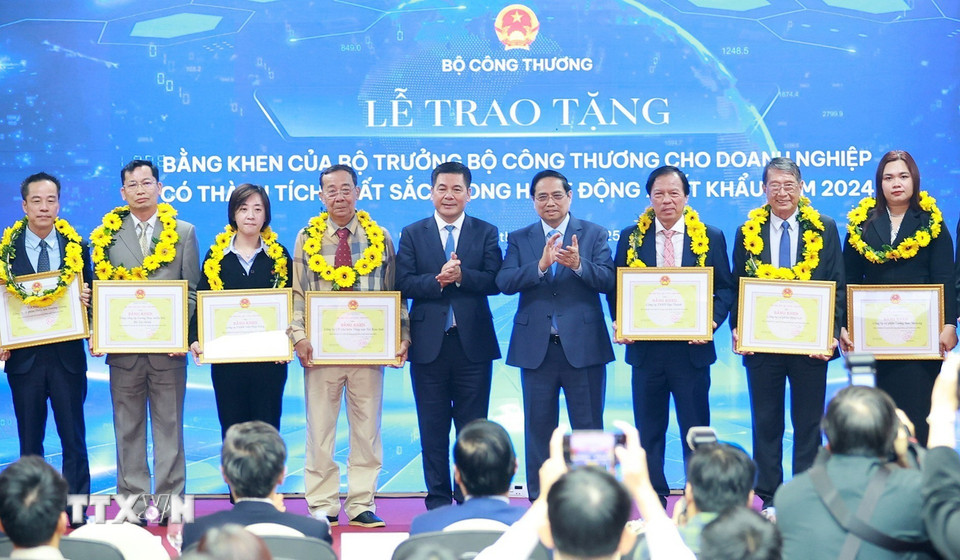 Thủ tướng Phạm Minh Chính và Bộ trưởng Bộ Công Thương Nguyễn Hồng Diên trao hoa và khen thưởng cho các doanh nghiệp có thành tích xuất sắc. (Ảnh: Dương Giang/TTXVN)