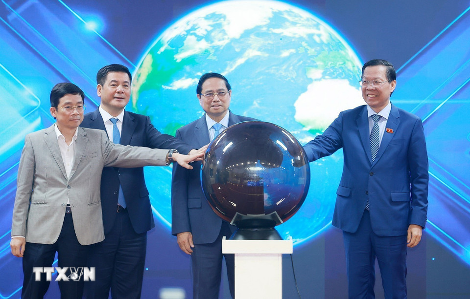 Thủ tướng Phạm Minh Chính và các đại biểu thực hiện nghi thức công bố kết quả xuất nhập khẩu năm 2025. (Ảnh: Dương Giang/TTXVN)