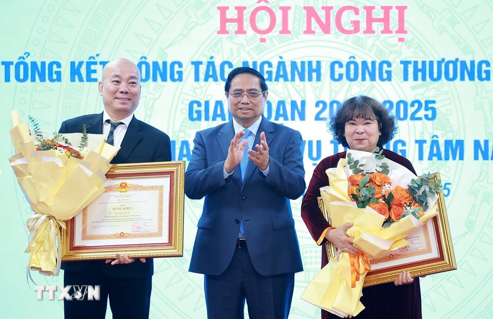 Thủ tướng Phạm Minh Chính trao Bằng khen của Thủ tướng Chính phủ cho cá nhân và đại diện tập thể có thành tích xuất sắc. (Ảnh: Dương Giang/TTXVN)