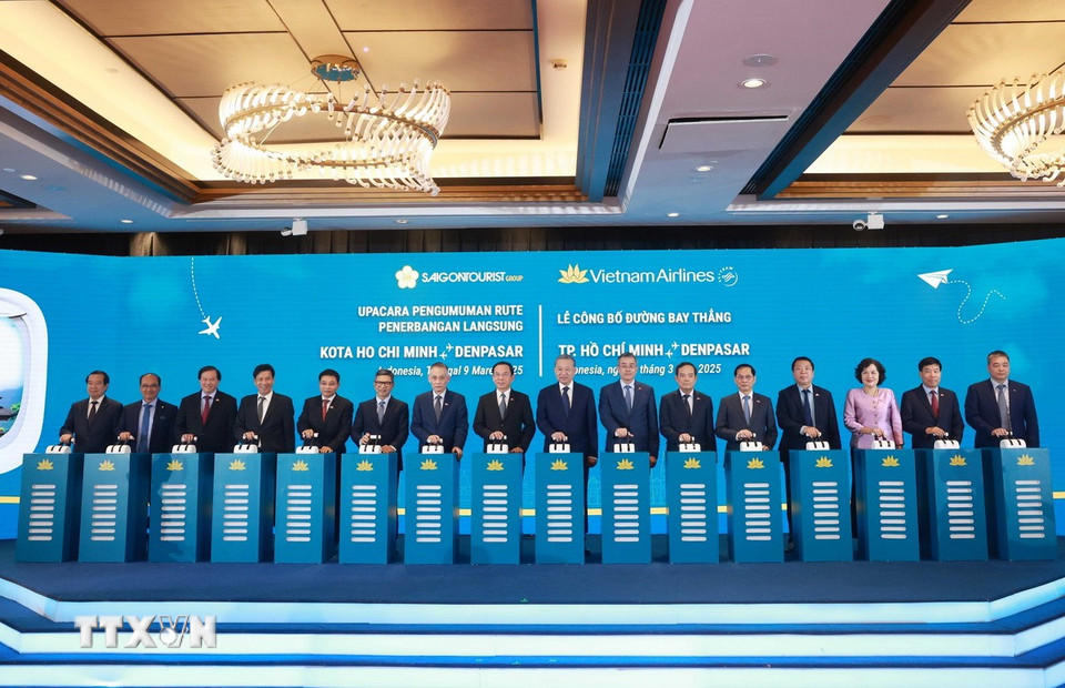 Tổng Bí thư Tô Lâm và các đại biểu thực hiện nghi thức khai trương đường bay thẳng Thành phố Hồ Chí Minh-Denpasar của Vietnam Airlines. (Ảnh: Thống Nhất/TTXVN)