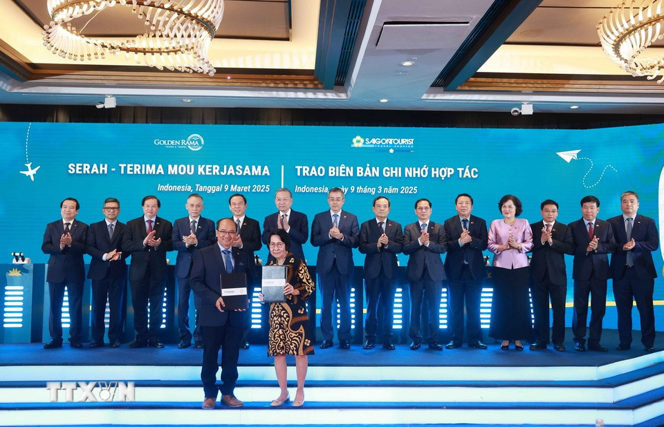 Tổng Bí thư Tô Lâm và các đại biểu chứng kiến Lễ trao biên bản ghi nhớ hợp tác giữa Tổng Công ty Du lịch Sài Gòn (Saigontourist) với Công ty Du lịch Golden Rama (Indonesia). (Ảnh: Thống Nhất/TTXVN)