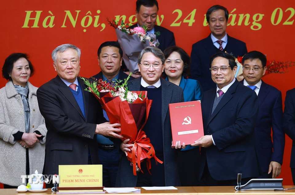 Thủ tướng Phạm Minh Chính trao Quyết định cho Đảng bộ Bộ Tư pháp. (Ảnh: Dương Giang/TTXVN)