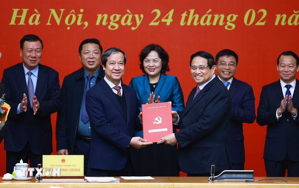 Thủ tướng Phạm Minh Chính trao Quyết định cho Đảng bộ Bộ Giáo dục và Đào tạo. (Ảnh: Dương Giang/TTXVN)