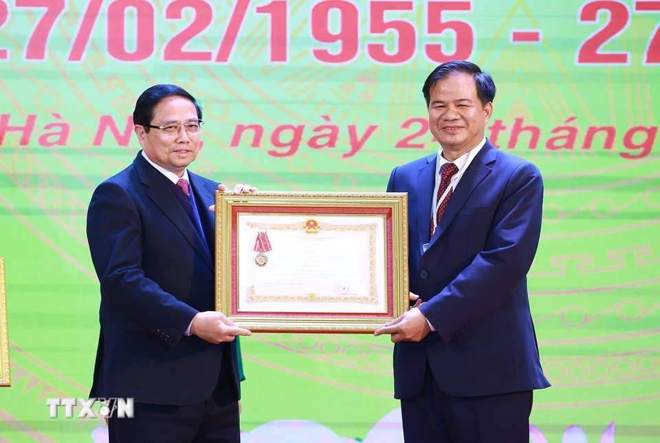 Thủ tướng Phạm Minh Chính trao tặng Huân chương Lao động hạng Ba cho Phó Giáo sư-Tiến sỹ Đào Xuân Cơ, Giám đốc Bệnh viện Bạch Mai. (Ảnh: Dương Giang/TTXVN)