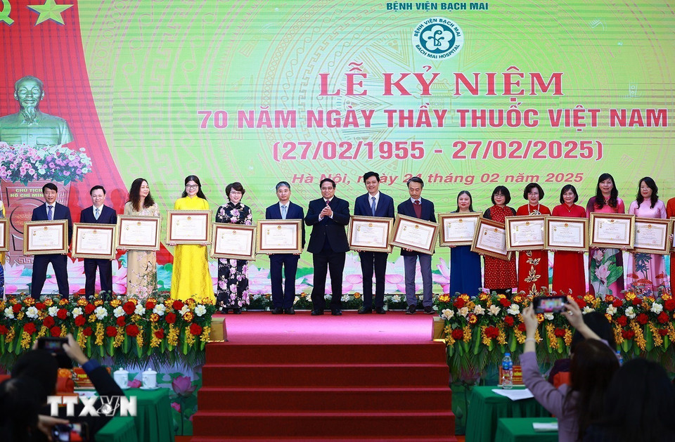 Thủ tướng Phạm Minh Chính trao Danh hiệu Thầy thuốc ưu tú cho các cá nhân có thành tích trong sự nghiệp bảo vệ, chăm sóc và nâng cao sức khỏe nhân dân. (Ảnh: Dương Giang/TTXVN)