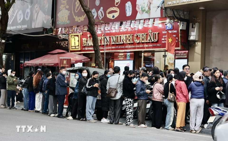 Người dân xếp hàng dài chờ mua vàng tại cửa hàng Bảo Tín Minh Châu trên phố Trần Nhân Tông, Hà Nội. (Ảnh: Trần Việt/TTXVN)