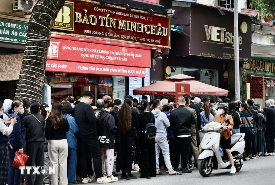 Người dân xếp hàng dài chờ mua vàng tại cửa hàng Bảo Tín Minh Châu trên phố Trần Nhân Tông, Hà Nội. (Ảnh: Trần Việt/TTXVN)