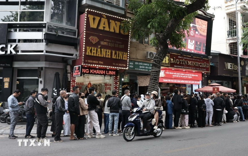 Người dân xếp hàng dài chờ mua vàng tại cửa hàng Bảo Tín Minh Châu. (Ảnh: Trần Việt/TTXVN)