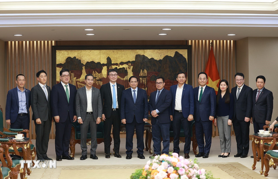 Thủ tướng Phạm Minh Chính tiếp ông Hyoung Nyon Kim, Phó Chủ tịch Tập đoàn Dunamu và ông Lee Eunhung, Phó Chủ tịch Tập đoàn Hana của Hàn Quốc. (Ảnh: Dương Giang/TTXVN)