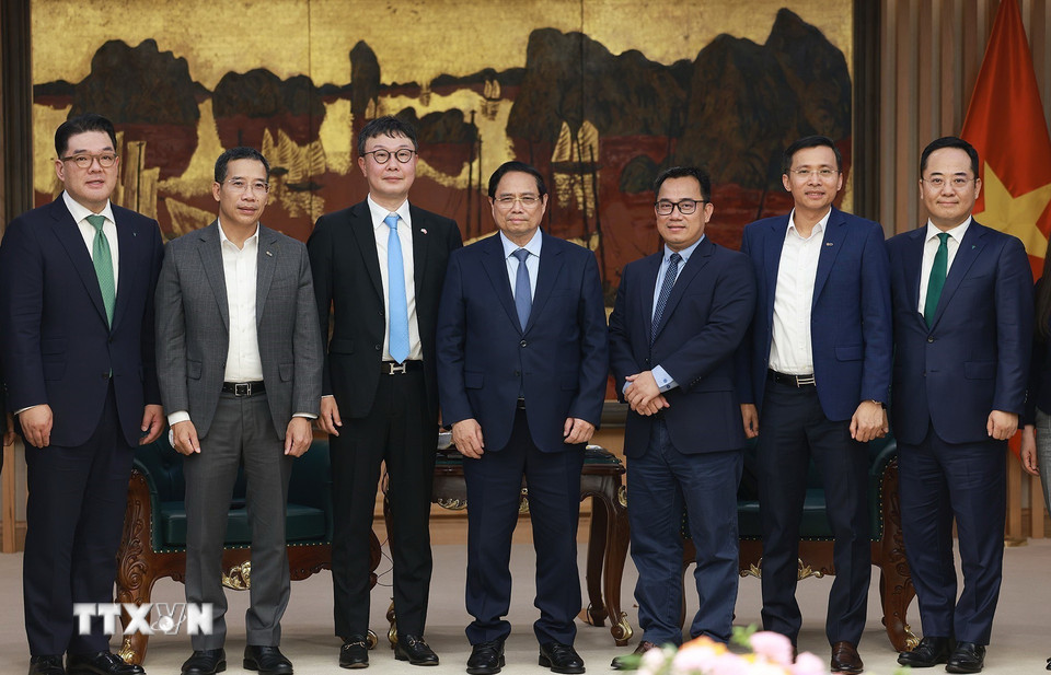 Thủ tướng Phạm Minh Chính tiếp ông Hyoung Nyon Kim, Phó Chủ tịch Tập đoàn Dunamu và ông Lee Eunhung, Phó Chủ tịch Tập đoàn Hana của Hàn Quốc. (Ảnh: Dương Giang/TTXVN)