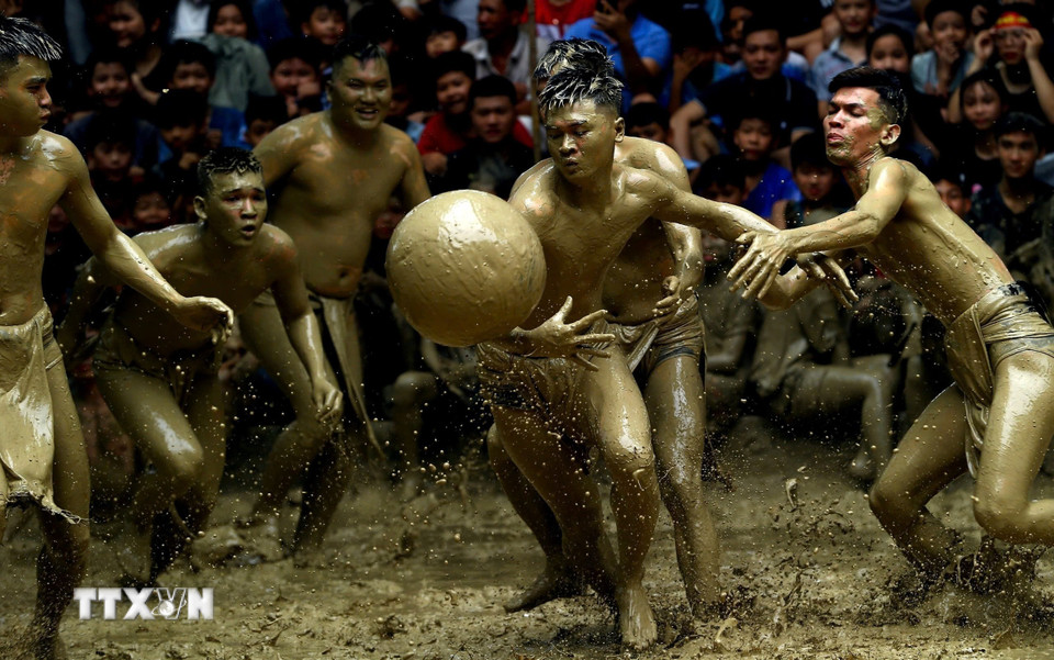 Những pha vờn cầu của hai giáp như những vũ công ba lê. (Ảnh: Thành Đạt/TTXVN)