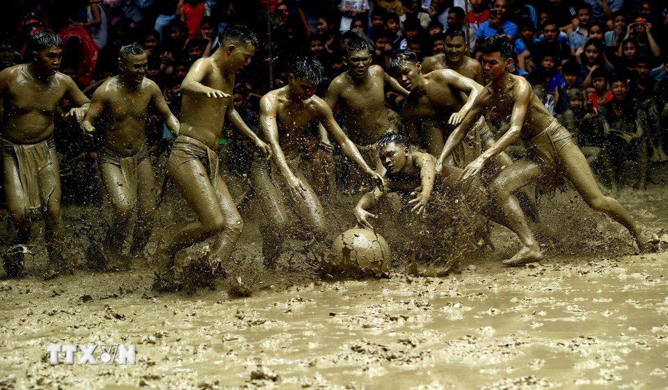 Rất nhiều pha tranh cầu gay cấn làm cho không khí lễ hội vô cùng vui nhộn. (Ảnh: Thành Đạt/TTXVN)