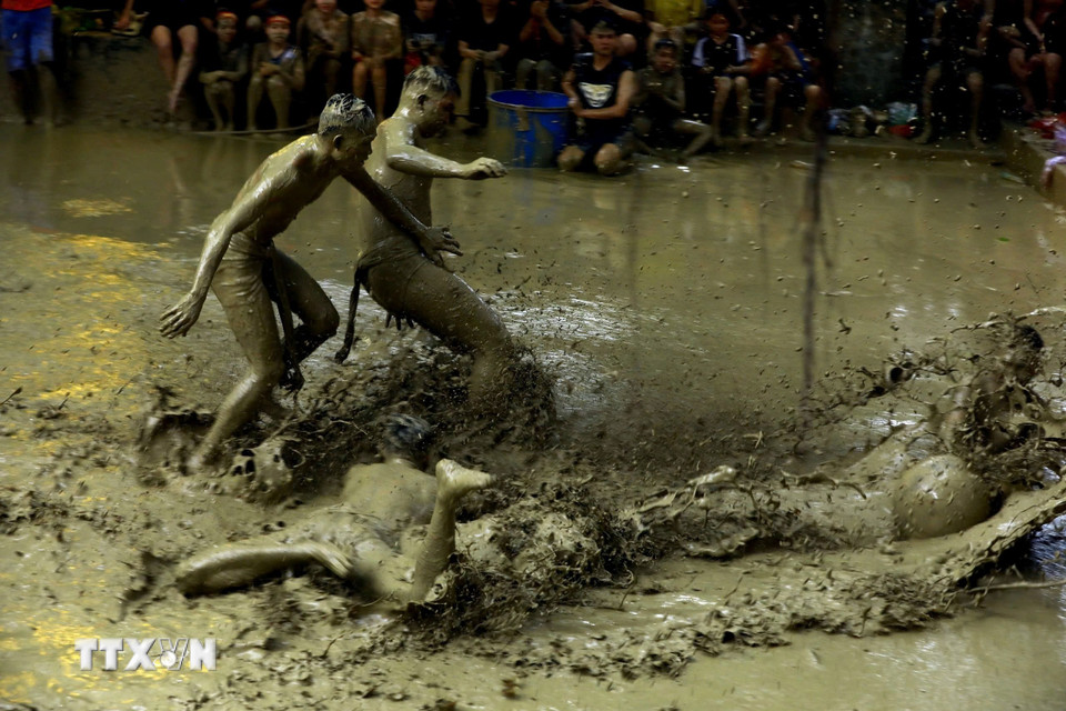 Rất nhiều pha tranh cầu gay cấn làm cho không khí lễ hội vô cùng vui nhộn. (Ảnh: Thành Đạt/TTXVN)