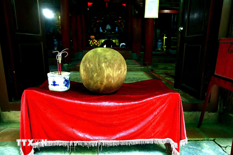 Quả cầu làm bằng gỗ mít nặng khoảng 20 kg, tượng trưng cho Mặt Trời. (Ảnh: Thành Đạt/TTXVN)