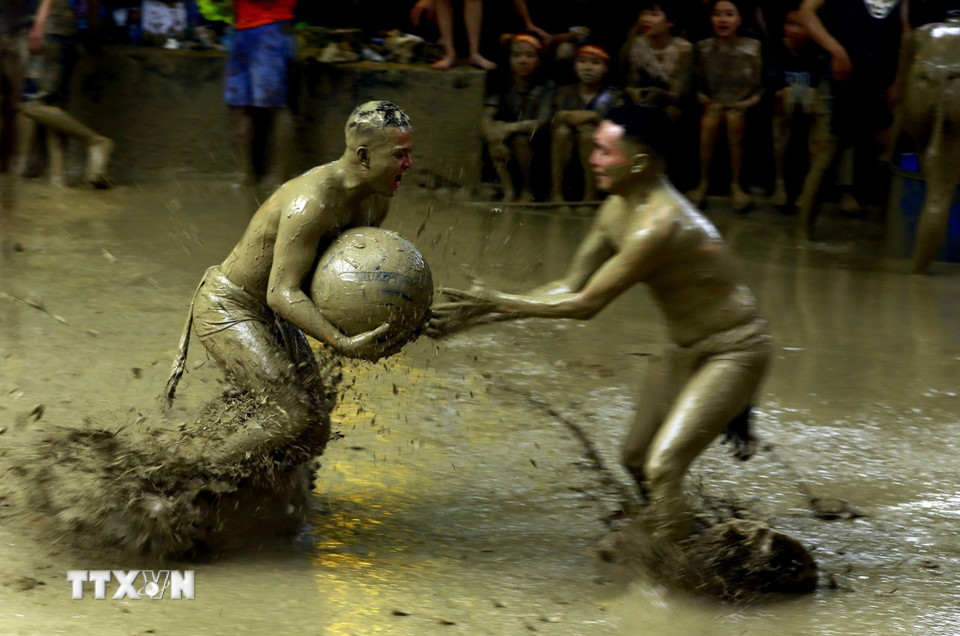 Rất nhiều pha tranh cầu gay cấn làm cho không khí lễ hội vô cùng vui nhộn. (Ảnh: Thành Đạt/TTXVN)