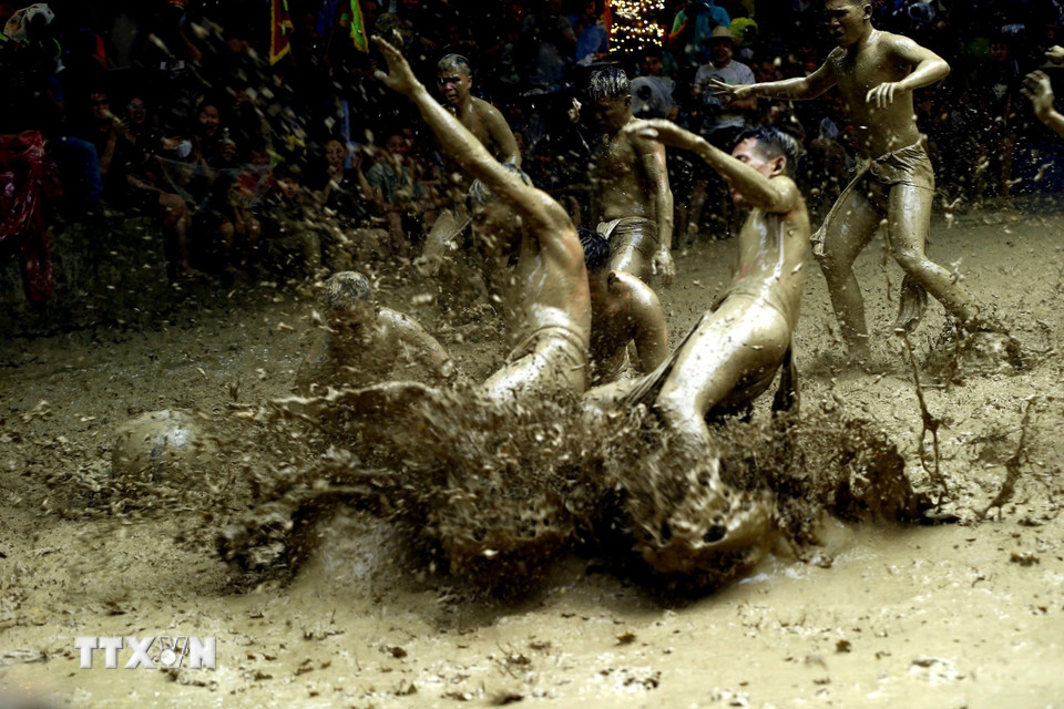 Những pha vờn cầu của hai giáp như những vũ công ba lê. (Ảnh: Thành Đạt/TTXVN)