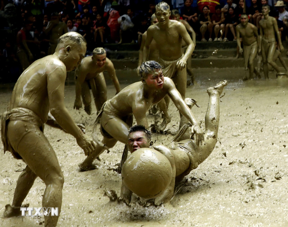 Rất nhiều pha tranh cầu gay cấn làm cho không khí lễ hội vô cùng vui nhộn. (Ảnh: Thành Đạt/TTXVN)