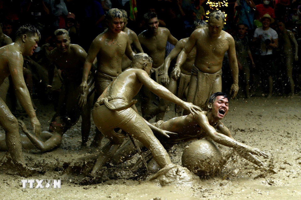 Rất nhiều pha tranh cầu gay cấn làm cho không khí lễ hội vô cùng vui nhộn. (Ảnh: Thành Đạt/TTXVN)