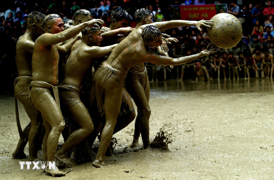 Quả cầu làm bằng gỗ mít nặng khoảng 20kg, tượng trưng cho Mặt Trời. (Ảnh: Thành Đạt/TTXVN)