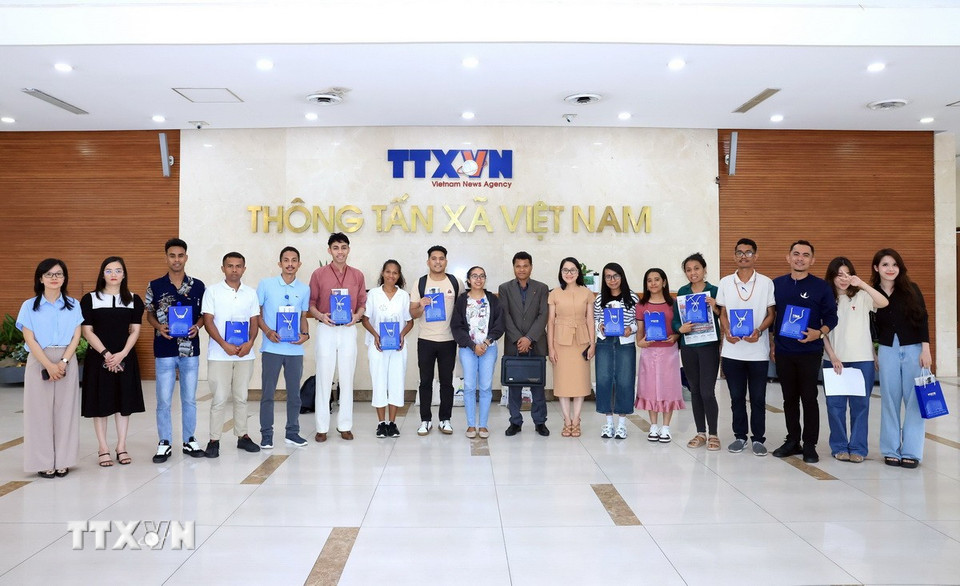 Các đại biểu chụp ảnh chung tại trụ sở TTXVN. (Ảnh: Tuấn Anh/TTXVN)