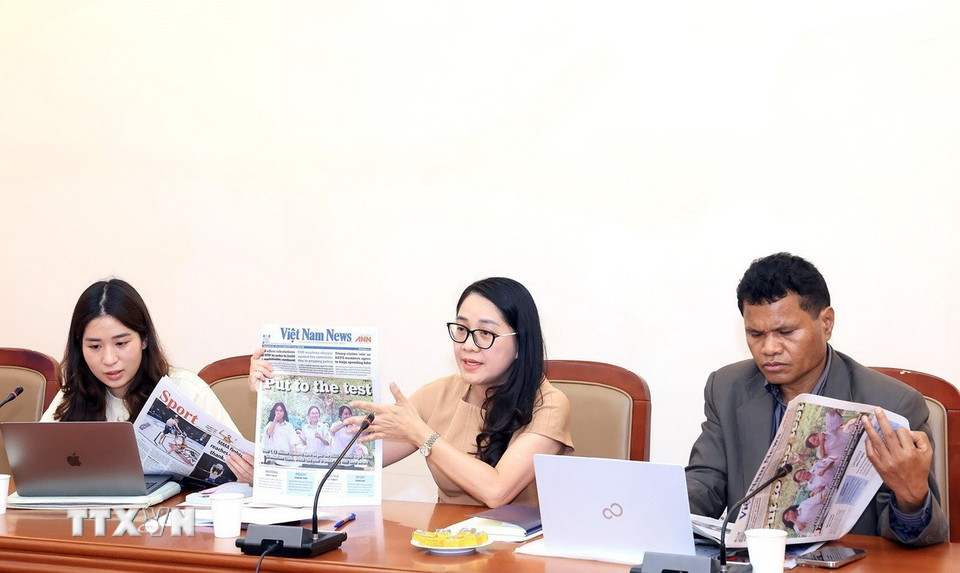 Phó trưởng Ban Thư ký biên tập và Quan hệ đối ngoại Nguyễn Thị Ngọc Anh giới thiệu các ấn phẩm của TTXVN với các đại biểu. (Ảnh: Tuấn Anh/TTXVN)